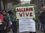 Еще ранее в память об этом событии в Чили прошли разные мероприятия. Сторонники Альенде возложили цветы к его памятнику, воздвигнутому рядом с Дворцом правительства Еще ранее в память об этом событии в Чили прошли разные мероприятия. Сторонники Альенде возложили цветы к его памятнику, воздвигнутому рядом с Дворцом правительства