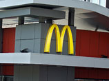 Один из закрытых Роспотребнадзором ресторанов McDonald&#8217;s в Москве работает, выяснили журналисты