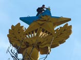 Дело об "осквернении" московской высотки цветами флага Украины переквалифицировали, напомнив блоггерам историю с Pussy Riot Дело об "осквернении" московской высотки цветами флага Украины переквалифицировали, напомнив блоггерам историю с Pussy Riot