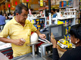 Президент Венесуэлы Николас Мадуро распорядился установить в продовольственных магазинах страны специальные устройства, считывающие отпечатки пальцев покупателей, для упорядочивания торговли дефицитными товарами и для борьбы с нехваткой продуктов