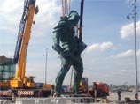 У входа на стадион "Спартака" установлена гигантская скульптура гладиатора 