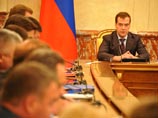 В мае Медведев дал поручение ведомствам при бюджетных расчетах на 2015-2017 годы предусмотреть возможность нового десятипроцентного сокращения численности госслужащих в РФ - "как в регионах, так и на федеральном уровне"