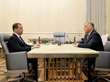 Премьер-министр РФ Дмитрий Медведев продлил полномочия Владимира Якунина на посту главы "Российских железных дорог". Документ о переназначении глава правительства подписал на встрече с руководителем государственной компании 25 августа Премьер-министр РФ Дмитрий Медведев продлил полномочия Владимира Якунина на посту главы "Российских железных дорог". Документ о переназначении глава правительства подписал на встрече с руководителем государственной компании 25 августа