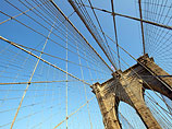 Россиянин, взобравшийся на вершину Бруклинского моста в Нью-Йорке, попал под суд (ВИДЕО)
