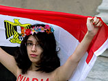 Две "голые революционерки" из Египта провели акцию протеста: испачкали менструальной кровью и калом флаг "Исламского государства"