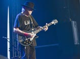 Известный рокер Нил Янг разводится после 36 лет брака Известный рокер Нил Янг разводится после 36 лет брака