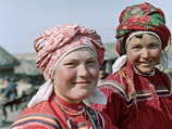Женские головные уборы мордвы разнообразны: головные полотенца, тюрбанообразные повязки, платки. Но все они строго соответствовали возрасту и семейному положению женщины