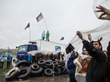 Блокпосты, вспоминает Павленко, поначалу строили из покрышек и мусорных баков. К вооруженным силам ДНР присоединялись добровольцы из различных городов Донецкой области и других украинских регионов