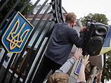 Около администрации президента Украины в Киеве собрались сотни жителей с требованием помочь армии на Донбассе