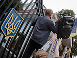 Около администрации президента Украины в Киеве собрались сотни жителей с требованием помочь армии на Донбассе Около администрации президента Украины в Киеве собрались сотни жителей с требованием помочь армии на Донбассе