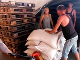 В заявлении властей населенного пункта, в частности, отмечается, что пакеты с гуманитарной помощью, которая была доставлена из России, удается получить лишь некоторым жителям города