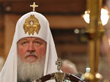Патриарх молится перед иконой, почитаемой как заступница православных воинов и отечества