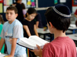 Около 15 тысяч детей в разных регионах страны пошли в понедельник в учебные заведения Федерации еврейских общин России (ФЕОР)