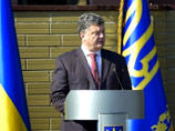 Порошенко также отметил, что на Украине растет престижность военной службы, а те, кто служит в ВС, по праву возвращают себе статус настоящей элиты