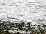 На анапском пляже в женщину, которая не встала во время исполнения российского гимна, запустили камнем