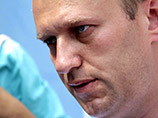Владимирский дворник Сергей Сотов, который получил известность как художник после того, как нарисованный им плакат изъяли при обыске у оппозиционера Алексея Навального (на фото), попытался отозвать у полиции заявление о краже картины, но ему это не удалос