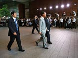 Кабинет министров Японии на экстренном заседании в среду в полном составе подал в отставку, сообщает агентство Kyodo News. Впрочем, процедура является формальностью, необходимой для проведения перестановок среди министров