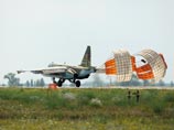 Российский летчик, готовясь к ведению войны с использованием шоссе, совершил уникальную посадку Российский летчик, готовясь к ведению войны с использованием шоссе, совершил уникальную посадку