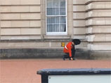 Минобороны Великобритании выясняет, как на посту у Букингемского дворца оказался "танцор" (ВИДЕО)