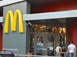 В компании "Макдоналдс-Россия" утверждают, что контролирующие органы проверяют уже 180 российских ресторанов фаст-фуда McDonald's, то есть практически каждый второй из расположенных на территории страны
