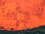 Смельчаки спустились в жерло действующего вулкана и сняли ВИДЕО на краю озера лавы