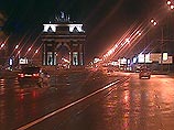 По невыясненной пока причине водитель "девятки" начал совершать маневр в непосредственной близости от президентского кортежа, на полной скорости двигавшегося из Кремля в сторону области По невыясненной пока причине водитель "девятки" начал совершать маневр в непосредственной близости от президентского кортежа, на полной скорости двигавшегося из Кремля в сторону области