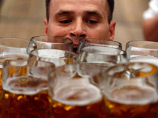 Накачанный немецкий официант побил мировой рекорд по перетаскиванию пива: 27 кружек зараз (ВИДЕО)