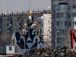 В Москве вспоминают жертв теракта на улице Гурьянова - москвичи несут цветы и свечи к памятной стеле
