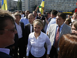 Сперва Тимошенко вместе с нардепами из этой партии и членами вышеупомянутой инициативной группы не пропускали в здание ЦИКа в центре Киева под предлогом того, что оно заминировано
