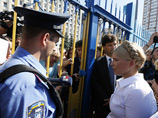 Тимошенко тут же заявила журналистам, что "новая власть ведет себя, как старая власть Януковича", и "ложным минированием здания ЦИК просто останавливают абсолютно логическое движение Украины к вступлению в НАТО"