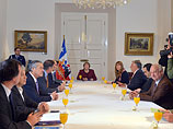 Президент Чили Мишель Бачелет назвала взрыв в метро "гнусным актом терроризма" и заявила о намерении в полную силу задействовать полномочия, предусмотренные антитеррористическим законом, принятым еще в годы диктатуры
