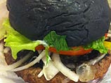Kuro Burger (kuro по-японски означает "черный") появился в японских ресторанах сети в 2012 году, однако тогда он выглядел менее радикально: черными были только булочка, подкрашенная бамбуковым углем, и кетчуп, в который добавили чернила кальмара Kuro Burger (kuro по-японски означает "черный") появился в японских ресторанах сети в 2012 году, однако тогда он выглядел менее радикально: черными были только булочка, подкрашенная бамбуковым углем, и кетчуп, в который добавили чернила кальмара