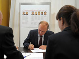В Москве из 7 млн 283 тысяч зарегистрированных избирателей досрочно на выборах в Мосгордуму проголосовали около 10 тысяч москвичей, среди которых и президент России Владимир Путин