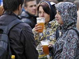 Как выяснилось, еженедельно пивом наслаждаются 10% респондентов. Каждый месяц позволяет себе "баночку-другую" еще 21 процент Как выяснилось, еженедельно пивом наслаждаются 10% респондентов. Каждый месяц позволяет себе "баночку-другую" еще 21 процент