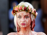 Активистка Femen облилась "кровью" в Киево-Печерской лавре