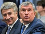 Ранее глава "Роснефти" Игорь Сечин (на фото - справа) уже просил беспрецедентного размера заем: 1,5 триллиона рублей из ФНБ для приобретения облигационного займа