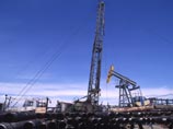 Падающим ценам на нефть противостоит ослабление национальной валюты, благодаря которому каждый проданный на экспорт баррель приносит экспортерам и в конечном итоге государству больше рублей Падающим ценам на нефть противостоит ослабление национальной валюты, благодаря которому каждый проданный на экспорт баррель приносит экспортерам и в конечном итоге государству больше рублей