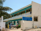 Еще один плацдарм будет находиться в Сенегале. Кроме того, в Либерии будет развернуто 17 лечебных центров на 100 коек каждый, а в течение шести месяцев обучение пройдут тысячи африканских медиков