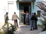Сотрудники правоохранительных органов проводят следственные действия в центральном офисе крымско-татарского меджлиса в Симферополе, 16 сентября 2014 года