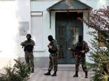 Сотрудники правоохранительных органов проводят следственные действия в центральном офисе крымско-татарского меджлиса в Симферополе, 16 сентября 2014 года Сотрудники правоохранительных органов проводят следственные действия в центральном офисе крымско-татарского меджлиса в Симферополе, 16 сентября 2014 года