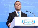 Медведев обещает сократить федеральных чиновников в регионах

