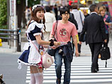 Японская полиция изымает у извращенцев обувь со встроенными камерами для съемки под юбками (ВИДЕО)