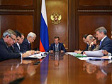На совещании у премьер-министра Дмитрия Медведева 24 сентября обсуждались экономические прогнозы, на которых теоретически должен основываться уже подготовленный в правительстве бюджет на 2015-2017 годы На совещании у премьер-министра Дмитрия Медведева 24 сентября обсуждались экономические прогнозы, на которых теоретически должен основываться уже подготовленный в правительстве бюджет на 2015-2017 годы