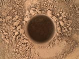 Несколько дней назад однотонный Curiosity пробурил отверстие глубиной 6,7 сантиметра в основании у горы Шарпа