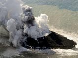 Национальный телеканал NHK показал в эфире кадры извержения, которое началось в субботу утром