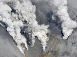 На извергающемся в Японии вулкане пеплом засыпало альпинистов, блокированы десятки человек