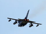 Два истребителя ВВС Великобритании вылетели на первую миссию над Ираком, передает SkyNews. В Минобороны заявили, что истребители впервые оснащены ракетным вооружением, пилотам санкционировано применение против боевиков "Исламского государства"