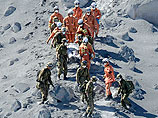 В районе вулкана продолжается спасательная операция, к которой привлечены более 550 военнослужащих японских сил самообороны и вертолеты
