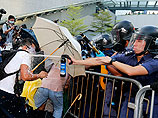 Полиция Гонконга применила слезоточивый газ и дымовые шашки, разгоняя демонстрантов
