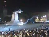 В Харькове свалили памятник Ленину, предварительно спилив его с постамента